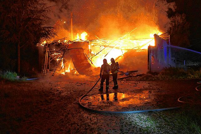 Auf dem Hof Malezreute ist in der Nacht von Donnerstag auf Freitag ein Wohngebäude bis auf die Grundmauern niedergebrannt.