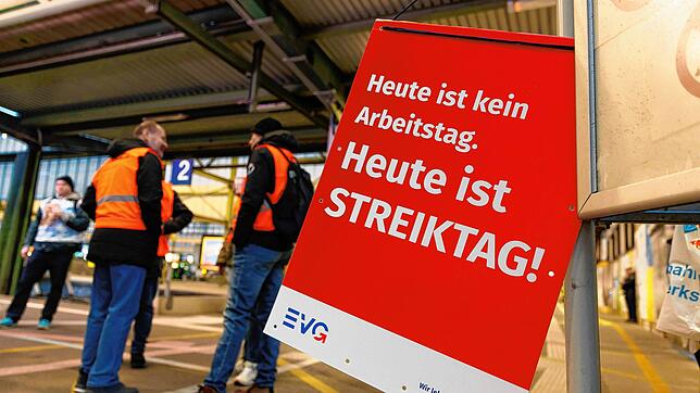 Bereits Ende März hatte die EVG gestreikt, hier eine Kundgebung in Stuttgart. Ab Sonntag steht der Bahnverkehr im Südwesten erneut still.
