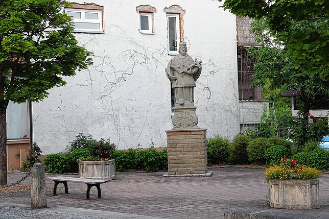 Die Statue des heiligen Nepomuk am Dorpfplatz prägt die Ortsmitte von Horheim. Der schön angelegte Platz lädt zum Verweilen unter dem ...