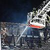 Zwei Drehleitern waren im Einsatz – die der Stockacher Feuerwehr hinter dem Gebäude und das Fahrzeug aus Radolfzell vorne.