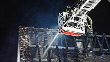 Zwei Drehleitern waren im Einsatz – die der Stockacher Feuerwehr hinter dem Gebäude und das Fahrzeug aus Radolfzell vorne.