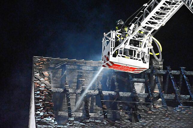 Zwei Drehleitern waren im Einsatz – die der Stockacher Feuerwehr hinter dem Gebäude und das Fahrzeug aus Radolfzell vorne.