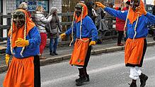 Die Mimmenhausener Bierkärhexen mit ihrem typischen blau-orangefarbenen Häs feiern ihren 50. mit einem Umzug durchs Dorf. Bild: Natan ...