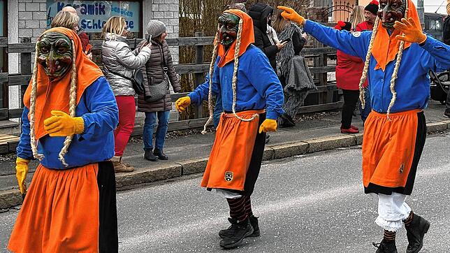 Die Mimmenhausener Bierkärhexen mit ihrem typischen blau-orangefarbenen Häs feiern ihren 50. mit einem Umzug durchs Dorf. Bild: Natan ...