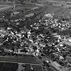 Juni 1975: In der Mitte ist St. Ulrich in Nenzingen zu sehen. Rechts kommt die Straße von Stockach und die Bahnschienen verlaufen dort.