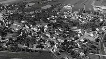 Juni 1975: In der Mitte ist St. Ulrich in Nenzingen zu sehen. Rechts kommt die Straße von Stockach und die Bahnschienen verlaufen dort.