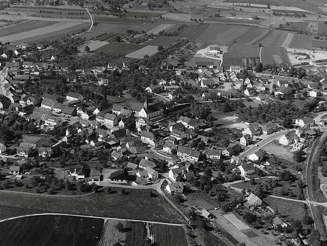 Juni 1975: In der Mitte ist St. Ulrich in Nenzingen zu sehen. Rechts kommt die Straße von Stockach und die Bahnschienen verlaufen dort.