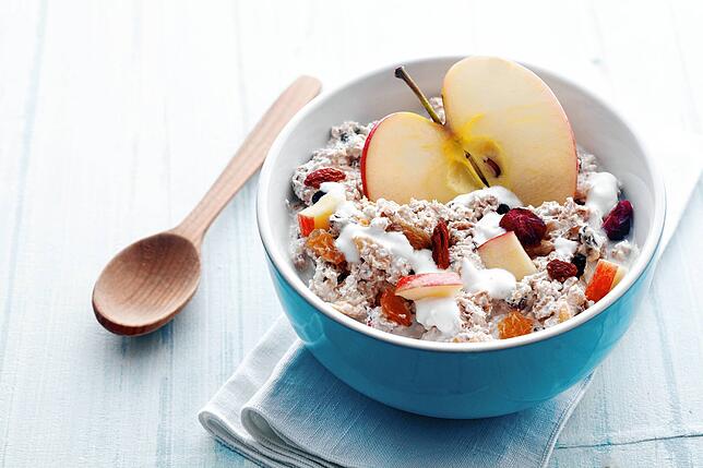 Eine etwas modernisierte Form des Müeslis: Die Originalrezeptur von Maximilian Oskar Bircher-Benner sieht folgende Zutaten für eine ...