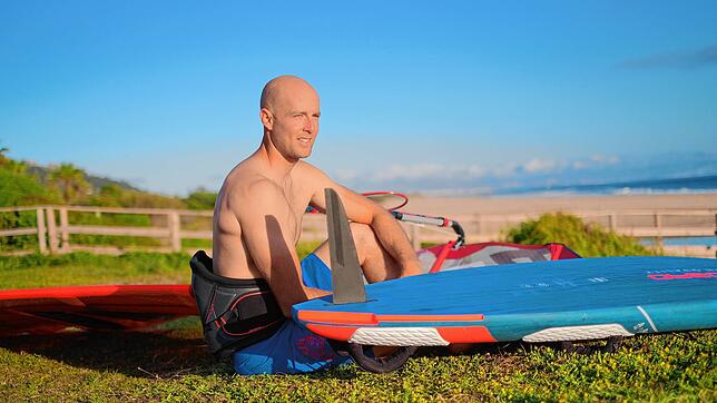 Sebastian Kördel aus Aach im spanischen Tarifa. Hier verbringt er viel Zeit bei den idealen Bedingungen fürs Windsurfen.