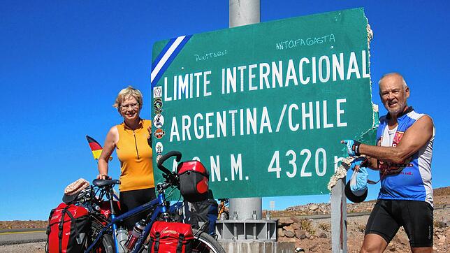 Verena und Helmut Wider im Dezember 2011 am Grenzübergang von Argentinien nach Chile in den Anden in einer Höhe von 4320 Metern.