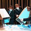 Helfer leeren die Wahlurnen und zählen die Stimmzetteln aus (v.l.): Carina Ebner (Ordnungsamt), Bürgermeister Patrick Krauss sowie der ...
