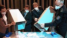 Helfer leeren die Wahlurnen und zählen die Stimmzetteln aus (v.l.): Carina Ebner (Ordnungsamt), Bürgermeister Patrick Krauss sowie der ...