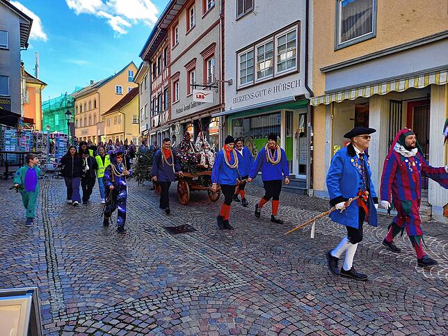 Bild 15: Ade Fasnet 2024! Bilder vom Markdorfer Narrenbaumfällen mit Umzug aus der Stadt