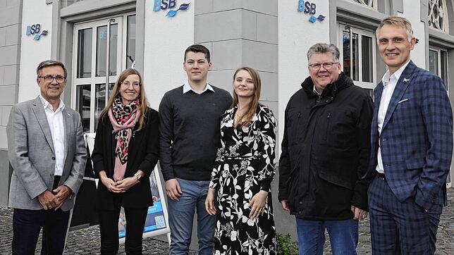Sie freuen sich auf eine gute Zusammenarbeit (von links): Frank Gaffry, Stefanie Benkendorff (beide BSB), Kostiantyn Voitiuk, Yana ...
