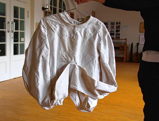 Heute hängt die Zwangsjacke im ZfP-Museum – früher wurde sie im Anstaltsalltag eingesetzt.