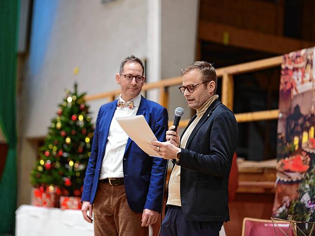 Pfarrer Ralf Brennecke (links) und Tobias Günther begrüßen die Gäste und bedanken sich bei allen Helfern.