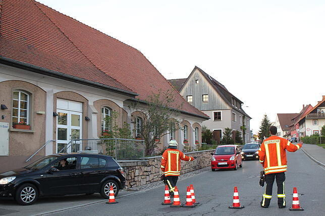 Die Feuerwehr sperrte die Straße durch die Löffinger Innenstadt weiträumig vor der Entschärfungn ab.