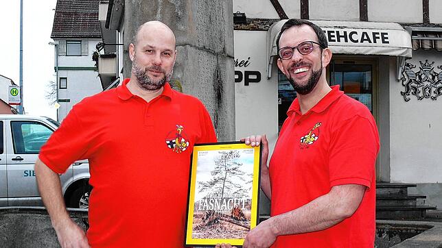 Krischa Malow und Sebastian Späth stellen das Narrenblättle der Giraffen vor: National Giraffia.