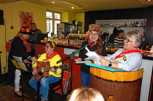 Sie meisterten ihren ersten gemeinsamen Auftritt mit Bravorur: Die Schwestern Barbara (Babsi) Drostek (mit Gitarre), Christine Zimmer ...