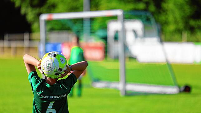 Ein E-Jugend-Spieler des BSV Nordstern Radolfzell bei einem Einwurf. Für Kicker in dieser Altersklasse wird sich zur neuen Saison ...