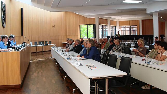 42 Kandidatenlisten von sechs Parteien und Wählervereinigungen mit insgesamt 331 Kandidaten bewerben sich um Sitze im Kreistag. Der ...