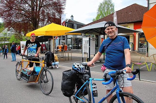 Michael Ecker (links) und Alexander Urmetzer nutzten den 34. Stühlinger Frühling als eine Station ihrer Radreise, sie ließen es sich ...