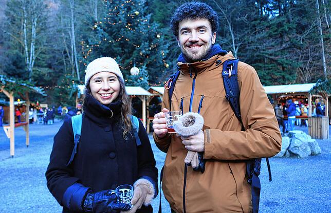 Für die beiden Besucher Francesco Ammon und Maria Paula Lombana aus Italien gehören die Motiv Tassen einfach zum Markt dazu, doch da ...