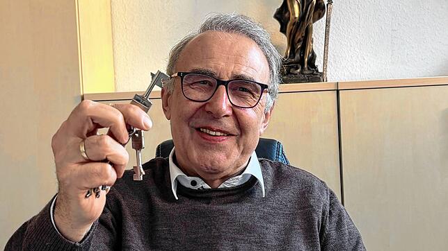 Mit diesem speziellen Schlüssel öffent sich ein Schließfach: Rechtsanwalt Gerhard Ruby hat in seiner Funktion als Testamentsvollstrecker ...