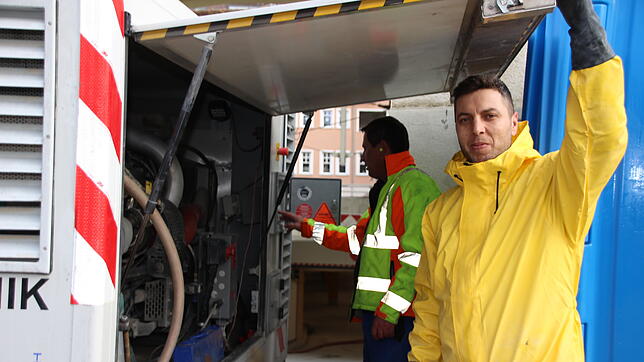 Lavdim Shala (rechts) und Ademi Shemsedin von der Firma AZ Bautenschutz auf der Parkhaus Post-Baustelle in Überlingen. Während der ...