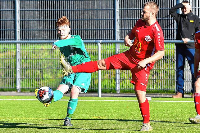 Kaum zu stoppen: Aaron Reiß (links, gegen Dan Stengritt) war mit zwei Treffern entscheidend am 6:1-Sieg des FC Zell beim FC Wallbach ...