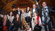 Silvestergrüße der SÜDKURIER-Redaktion Singen/Hegau aus der Baustelle der neuen Scheffelhalle (von links): Redaktionsassistentin Sarah ...