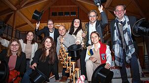 Silvestergrüße der SÜDKURIER-Redaktion Singen/Hegau aus der Baustelle der neuen Scheffelhalle (von links): Redaktionsassistentin Sarah ...