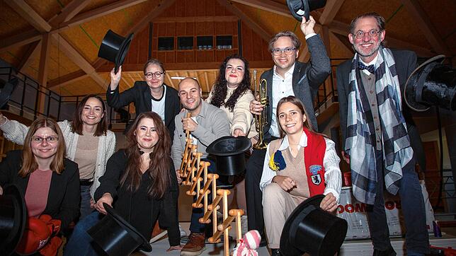 Silvestergrüße der SÜDKURIER-Redaktion Singen/Hegau aus der Baustelle der neuen Scheffelhalle (von links): Redaktionsassistentin Sarah ...