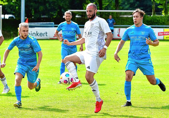 Dreh- und Angelpunkt: Im Mittelfeld des SV Blau-Weiß Murg ist Alessio Paciulli (Mitte, gegen Samuel Seitz, Manuel Berger und Jan Körner ...