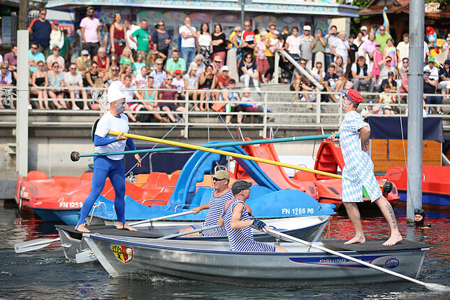 Ein Höhepunkt war das Fischerstechen im Gondelhafen am Sonntag, organisiert von DLRG und Schwimmverein.