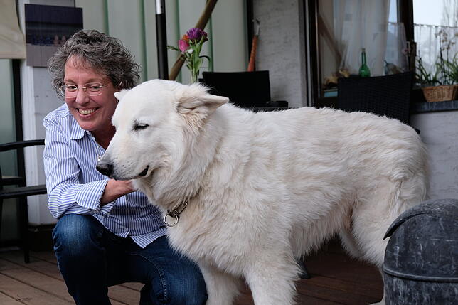 Der weiße Schäferhund Malou ist schon seit Jahren ein treuer Begleiter für Lisa Czok. Bild: Corinna Raupach