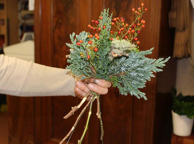 Bild 6: So gestaltet Floristin Regina Kirchmann Schritt für Schritt einen Adventsstrauß