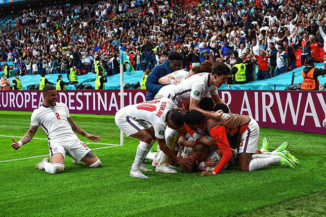 Englands Spieler jubeln über das Tor zum 2:0.