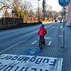 Auf dem Radweg entlang der Konzilstraße geht es eng zu. Jetzt sind zusätzliche Markierungen, aber keine grundlegende Änderungen beschlossen.