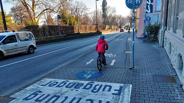 Auf dem Radweg entlang der Konzilstraße geht es eng zu. Jetzt sind zusätzliche Markierungen, aber keine grundlegende Änderungen beschlossen.