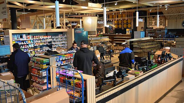 Bis zur letzten Minute wird im umgebauten und modernisierten Einkaufsmarkt in Häusern eingeräumt und geputzt. Bild: Sebastian Barthmes