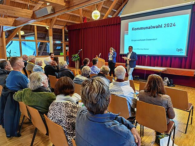 Gut 20 Teilnehmer verfolgen den Vortrag über die anstehende Kommunalwahl.