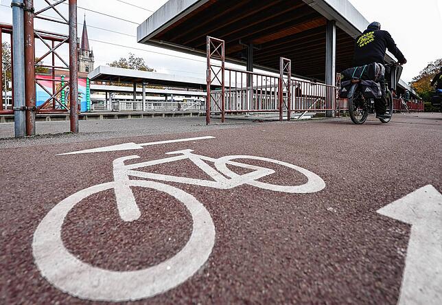 Der Radweg, der parallel zum Gleis 6 am Bahnhof entlangführt, ist an der Übergangsstelle Richtung Seeufer (Bild) für Radfahrer und ...
