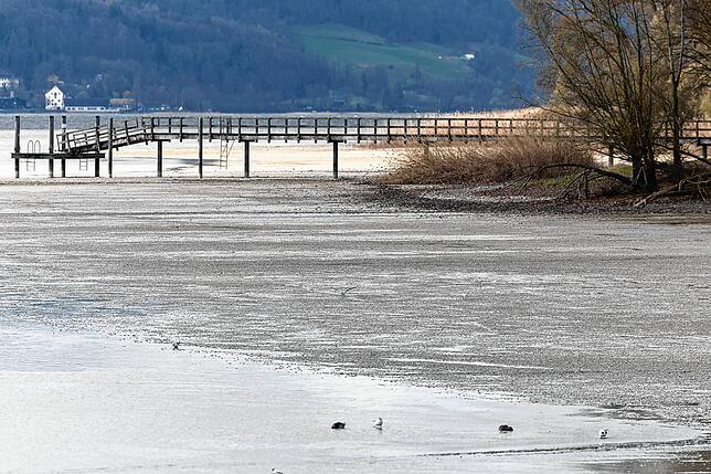 Eigentlich ist der Steg in Horn von Wasser umspült, das ist derzeit aber so weit zurückgegangen, dass auch der Steg in der Luft hängt.