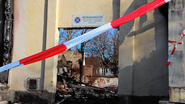 Die Polizei hat nach ihren Ermittlungen den Verdacht, dass ein unbekannter Mann den Brand der Scheffelhalle gelegt hat.