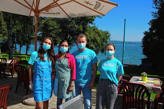 Ein Teil des Teams von Strandbad-Bistro in Litzelstetten: (von links) Lucy Beirer, Samran und Oli Krüger sowie Anna Hering.