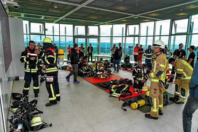 564 Feuerwehrmänner und Frauen aus ganz Deutschland und der Schweiz laufen in voller Montur auf den Turm.