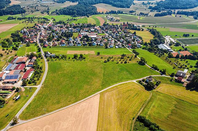 Hier in der Bildmitte soll das Neubaugebiet Breite westlich von Kaltbrunn entstehen. Links der Müllerhof.