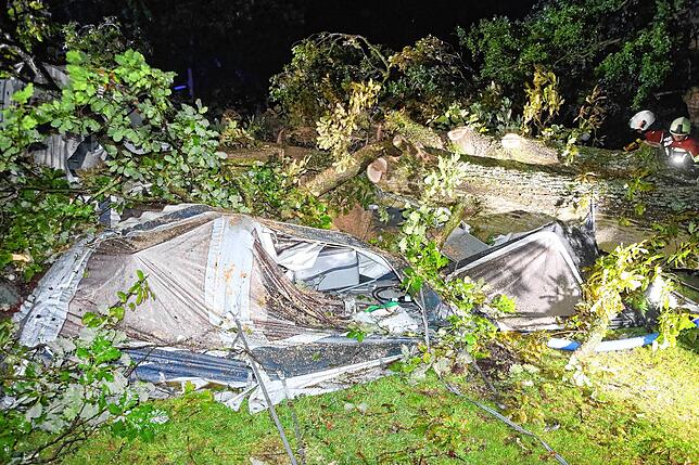 Zelte flogen weg oder wurden plattgedrückt. Zum Glück gab es außer der Wohnwagen-Familie und der Frau an den Fischerhütten keine ...