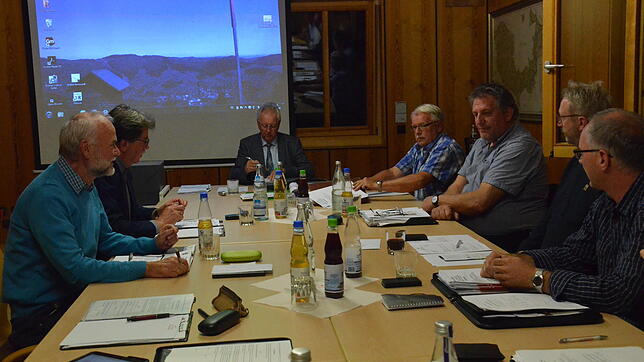 Seine letzte Gemeinderatssitzung hat der scheidende Bernauer Bürgermeister Rolf Schmidt (Mitte) am Montagabend geleitet.